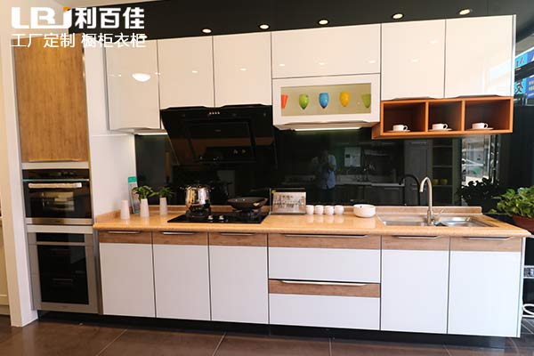 整體櫥柜定制不知道去哪？來利百佳全屋定制瞧瞧！